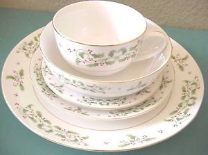 Holly Berries Christmas Charm Gibson Christmas Dinnerware 20 PC Set 4 Place Sets