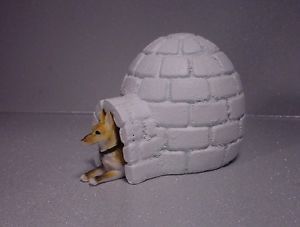 Igloo Dog House Miniature w German Shepherd Dog 1 24 1 18 G Scale Diorama Item
