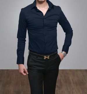 Синие джинсы и черная рубашка на мужчине