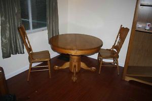 Beautiful Round Oak Kitchen Dining Room Pedestal Table with 2 Chairs