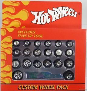 Hot Wheels Custom Wheel Pack Includes Tune Up Tool V0493 NRFP Mint Cond 2011